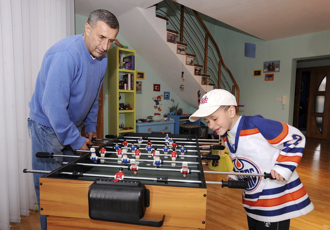 Když mají chvilku, Jaroslav Pouzar se synem Jaroslavem si rádi zahrají stolní fotbal