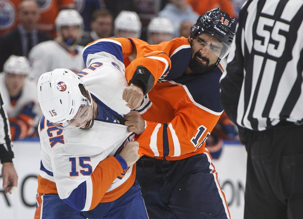 Cal Clutterbuck v souboji bez rukavic s edmontonským Khairou