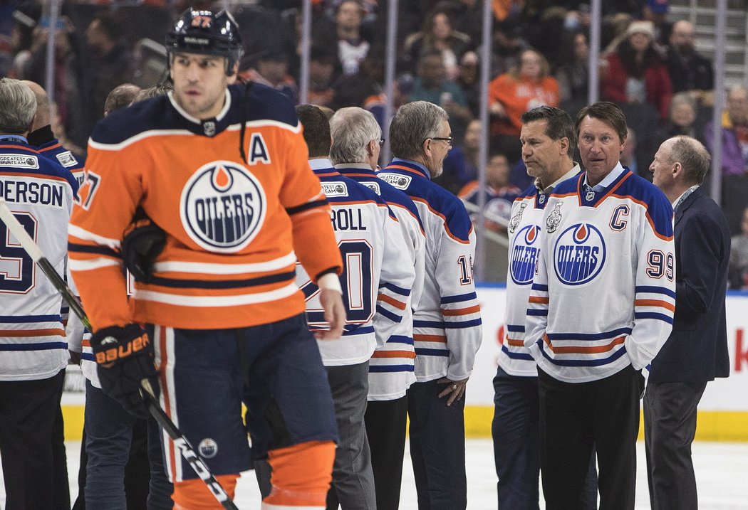 Na ledě Oilers se představila stará garda včetně Wayna Gretzkyho