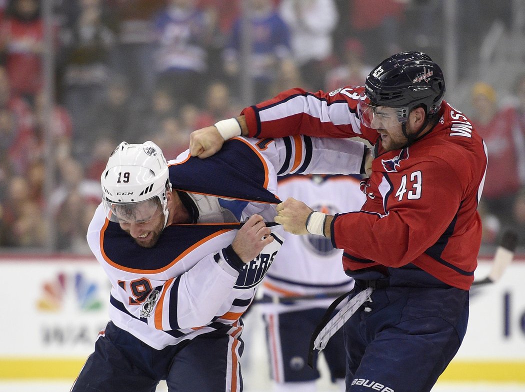 Patrick Maroon a Tom Wilson převedli hodně drsnou rvačku