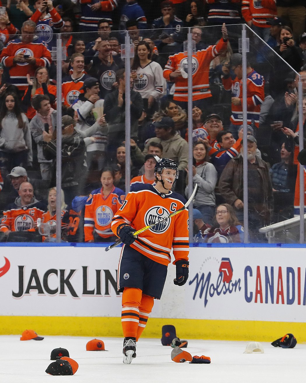 Connor McDavid slaví jednu ze tří branek proti Coloradu