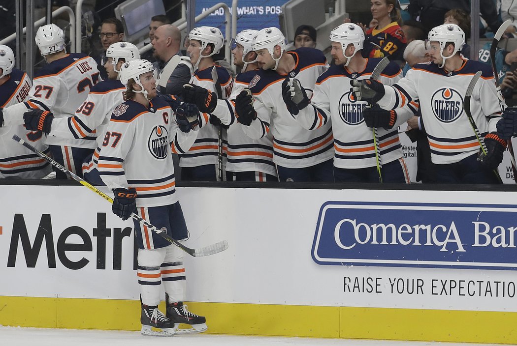 Connor McDavid právě slaví třináctý gól sezony