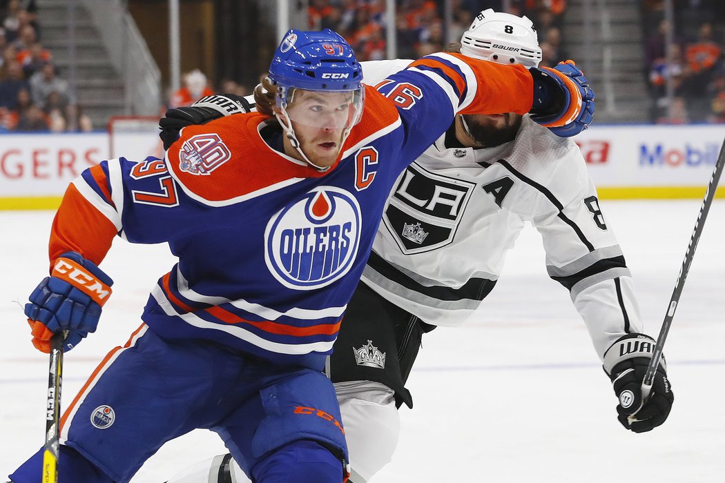 Connor McDavid zvládá hru i jednou rukou