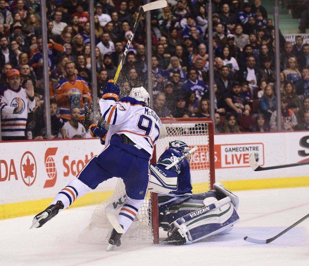 Connor McDavid právě překonal brankáře Ryana Millera