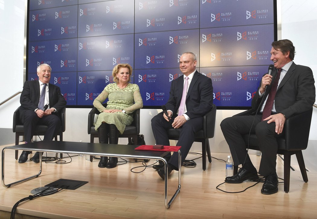 Kromě Hlinkové a Gretzkyho se tiskové konference zúčastnil Bob Nicholson, ředitel společnosti vlastnící Oilers, a Martin Urban, generální sekretář ČSLH