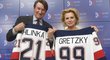 Wayne Gretzky a Liběna Hlinková pózovali v březnu s dresy propagujícími turnaj Hlinka Gretzky Cup