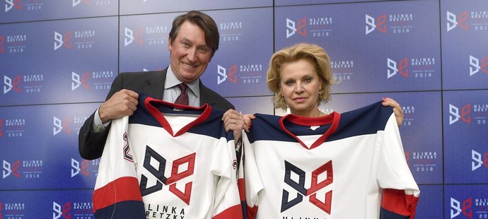 Wayne Gretzky a Liběna Hlinková pózovali v březnu s dresy propagujícími turnaj Hlinka Gretzky Cup