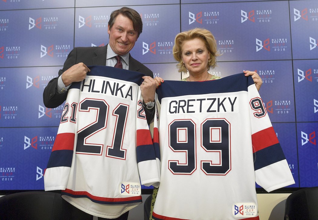 Wayne Gretzky a Liběna Hlinková pózují s dresy propagující letní turnaj Hlinka Gretzky Cup