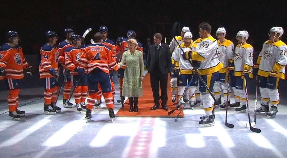 Edmontonský obránce Kris Russell předal Liběně Hlinkové na památku puk, kterým vhodila slavnostní buly