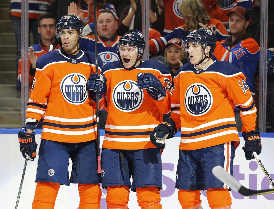 Darnell Nurse, Jussi Jokinen a Ryan Strome slaví branku Oilers