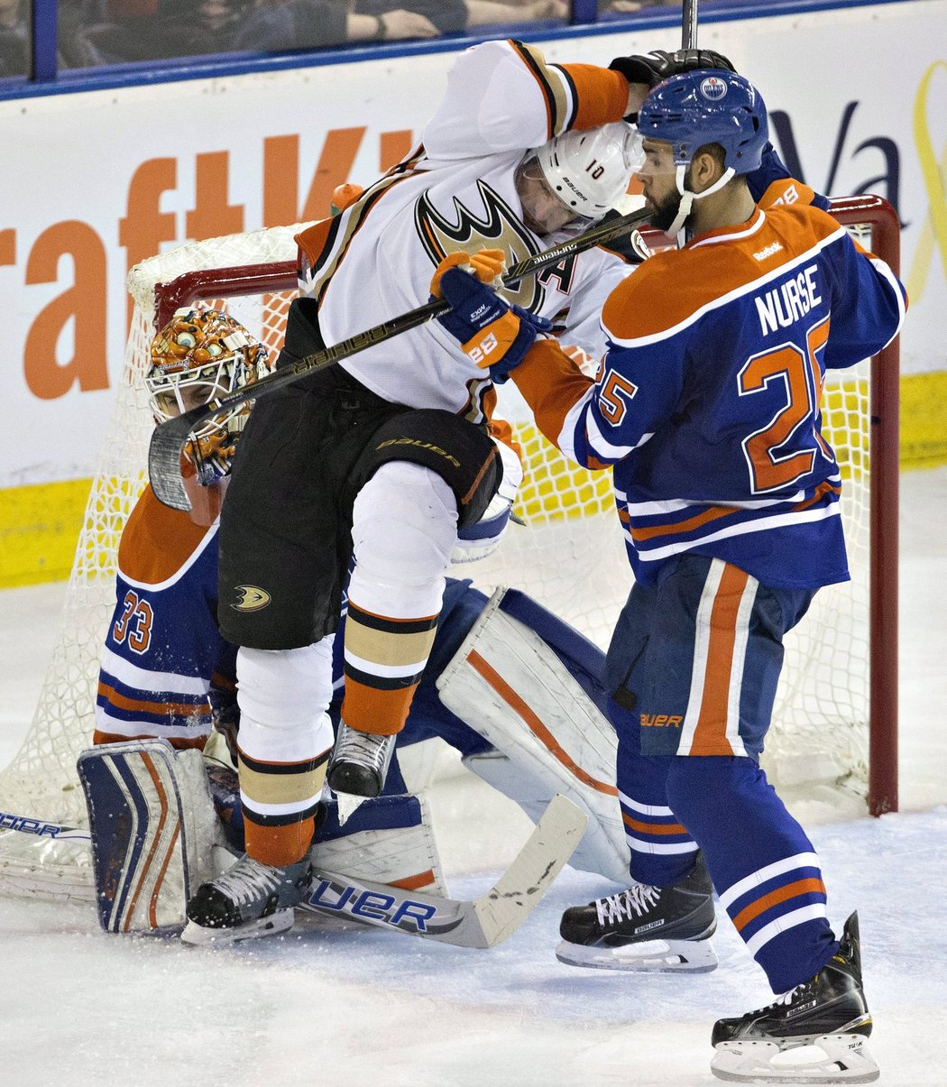 Corey Perry to před bránou Edmontonu pěkně schytal