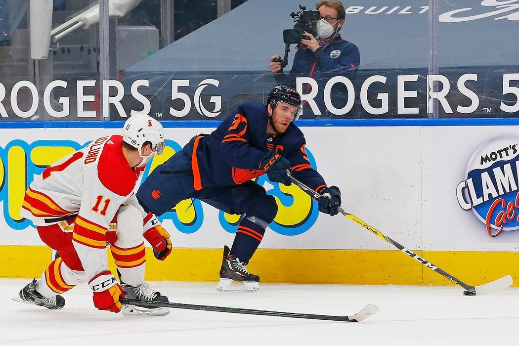 Connor McDavid i ve zkrácené sezoně atakuje hranici 100 bodů!