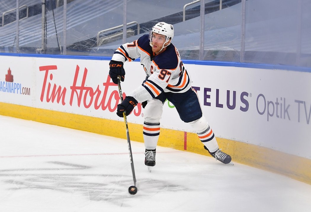 Connor McDavid se na novou sezonu připravuje s Austonem Matthewsem a dalšími hráči v Arizoně