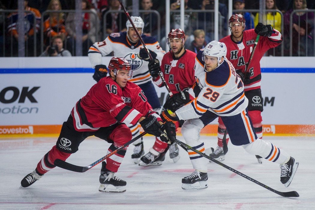 Leon Draisaitl si zahrál za Edmonton v Německu proti týmu svého otce Petra