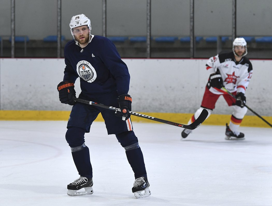 Hvězda Edmontonu Oilers Leon Draisaitl se připravuje na novou sezonu NHL v Česku