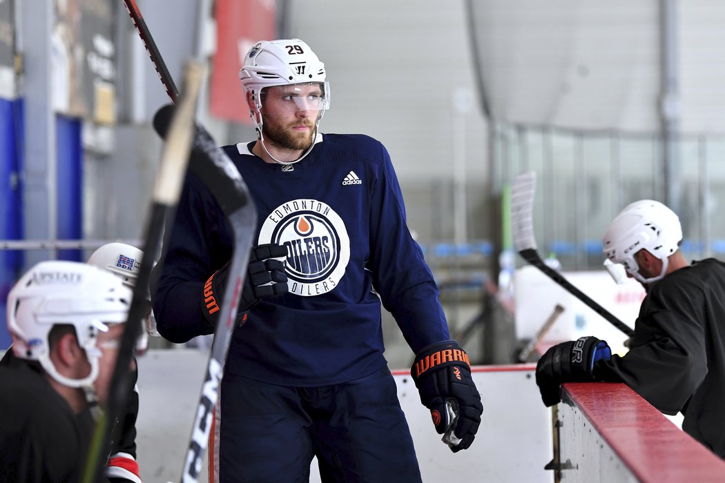 Hvězda Edmontonu Oilers Leon Draisaitl se připravuje na novou sezonu NHL v Česku