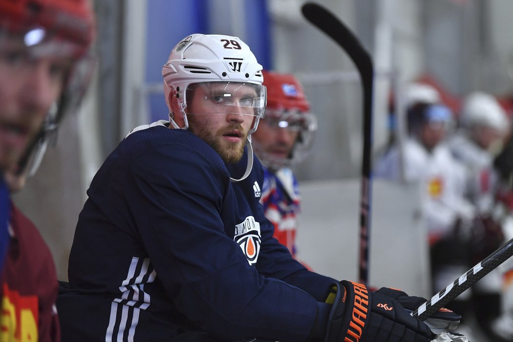 Hvězda Edmontonu Oilers Leon Draisaitl se připravuje na novou sezonu NHL v Česku