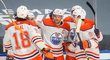 Hokejisté Edmontonu se radují z gólu v utkání proti Torontu