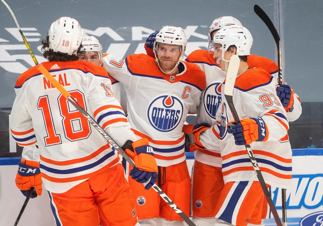 Hokejisté Edmontonu se radují z gólu v utkání proti Torontu