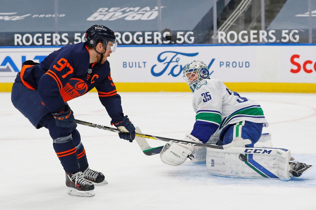 Connor McDavid zapsal proti Vancouveru další čtyřbodový zápas (1+3)