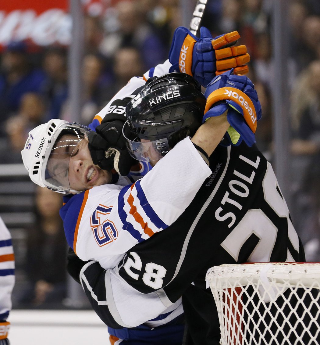 Jarret Stoll z Los Angeles ve vřelém objetí s Davidem Perronem z Edmontonu.