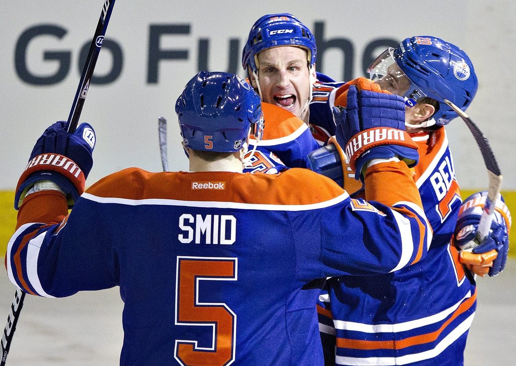 Ryan Smyth vstřelil jediný gól Oilers do sítě Minnesoty, s kanadským útočníkem slaví i Ladislav Šmíd.