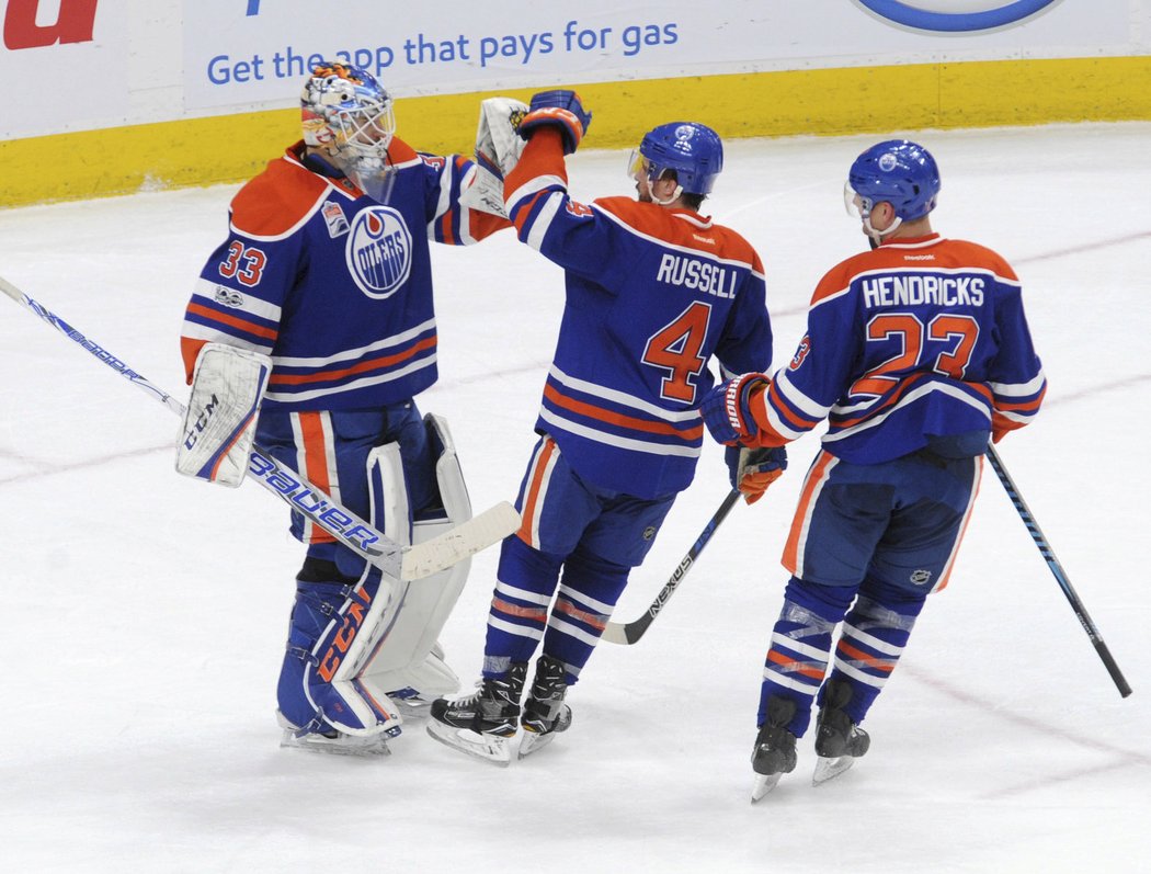 Cam Talbot přijímá gratulace, vychytal druhou nulu v řadě