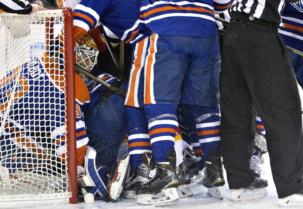 Cam Talbot se po strkanici v brankovišti neměl kam schovat