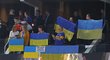 Ukrajinské vlajky v hledišti před duelem NHL Edmonton - Washington