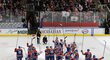 Hokejisté Edmontonu děkují fanouškům poté, co si po deseti letech zajistili postup do play off