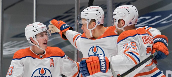 Radost hokejistů Oilers po trefě proti Vancouveru