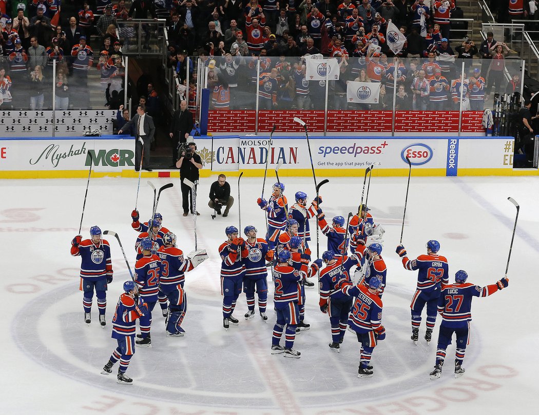 Hokejisté Edmontonu děkují fanouškům poté, co si po deseti letech zajistili postup do play off