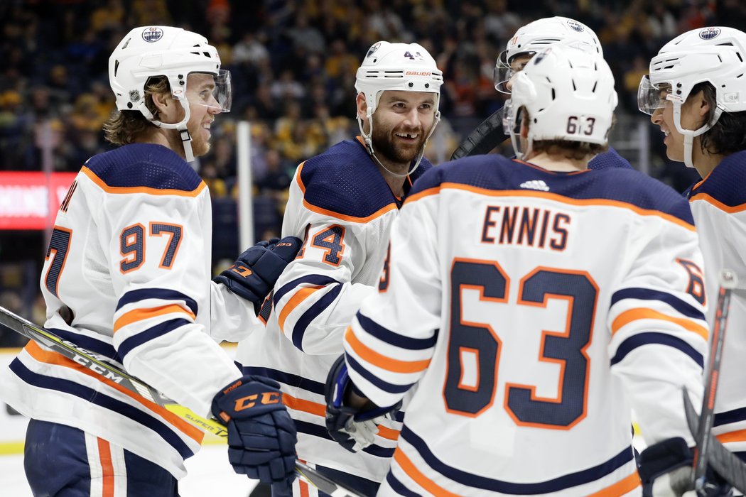 Leon Draisaitl a Connor McDavid dovedli shodně pěti body hokejisty Edmontonu k vítězství v pondělním utkání na ledě Nashvillu 8:3.