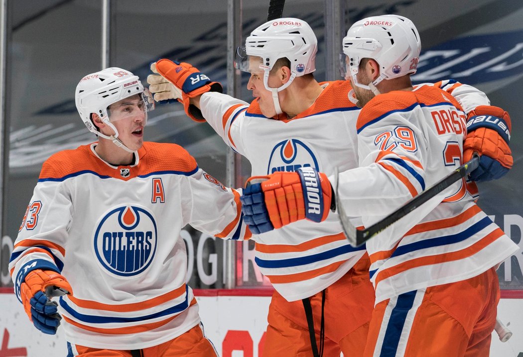 Radost hokejistů Oilers po trefě proti Vancouveru