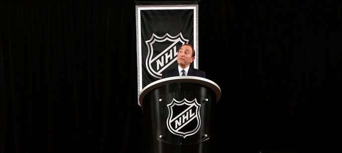 V hokejové NHL začala výluka. Potrvá v řádech týdnů, nebo mnohem delší úsek sezony? (na snímku komisař soutěže Gary Bettman)