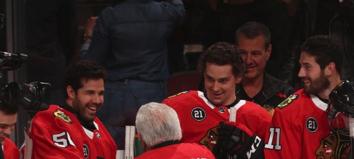 Fanouškům se ukázali Phil Esposito (hrál za Chicago v letech 1963 až 1967) a Tony Esposito (1969 až 1984), kteří se pozdravili před úvodním vhazováním i s domácím hráči.