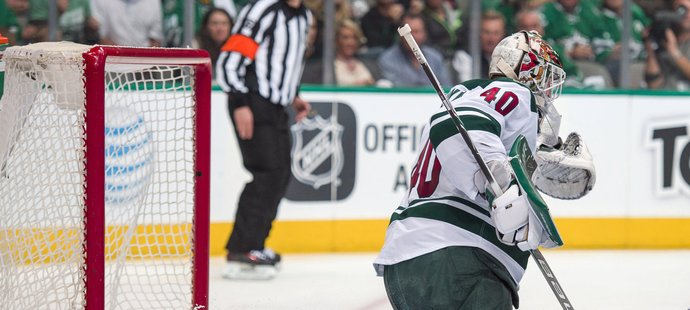 Brankář Wild Devan Dubnyk se po střele Radka Faksy natahoval marně