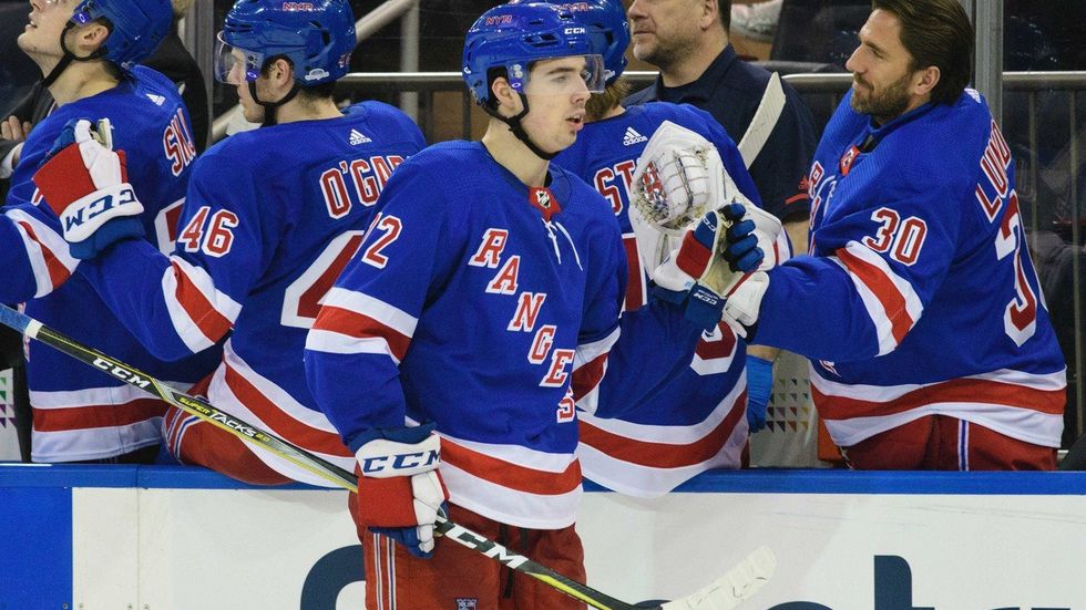Na útočníku Filipu Chytilovi (vlevo) a dalších mladících plánují New York Rangers v nadcházející sezoně NHL stavět