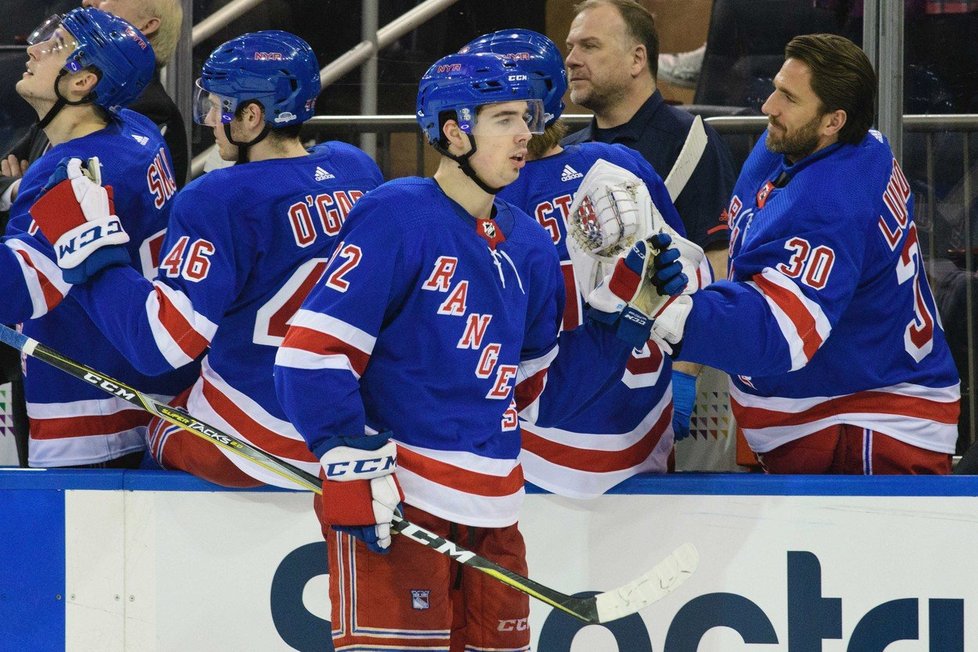 Filip Chytil vstřelil v NHL premiérový gól, kterým zmírnil prohru New Yorku Rangers 3:7 s Tampou Bay.