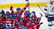 Hokejisté Montrealu se radují ze snížení finálové série, sleduje je Blake Coleman z Tampy