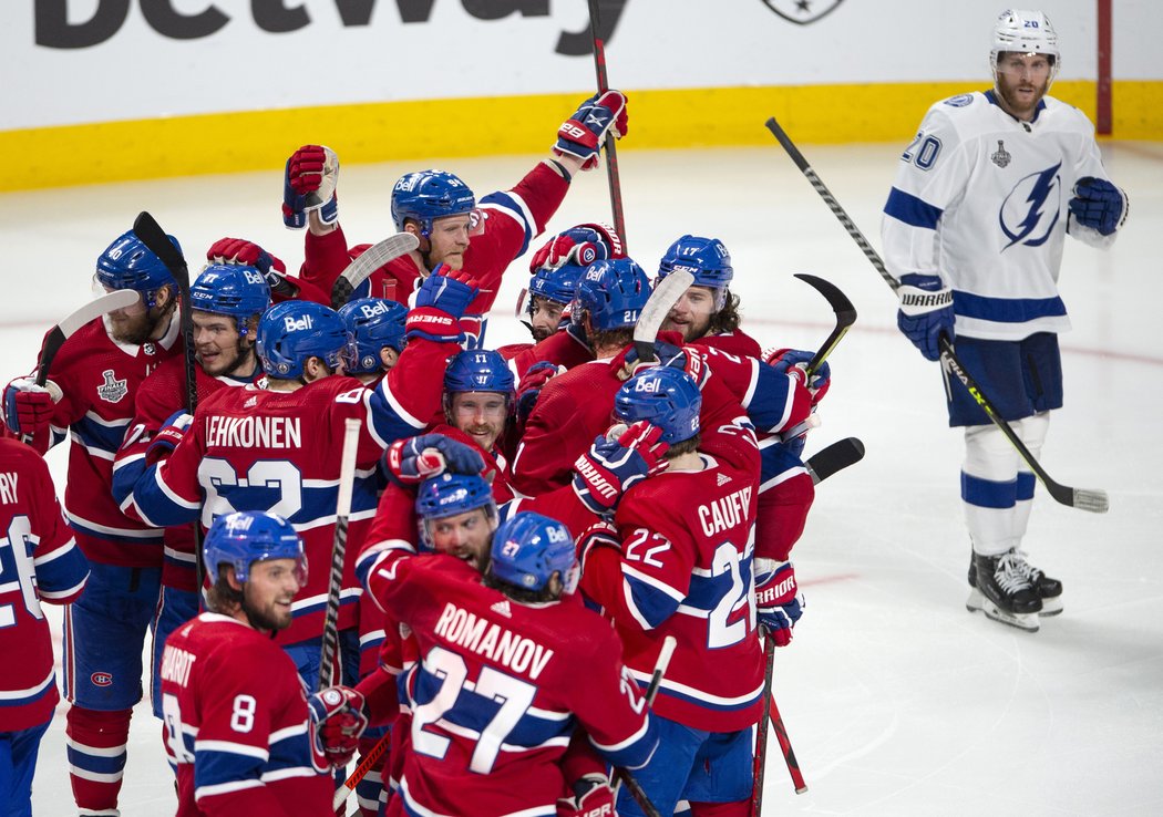 Hokejisté Montrealu se radují ze snížení finálové série, sleduje je Blake Coleman z Tampy