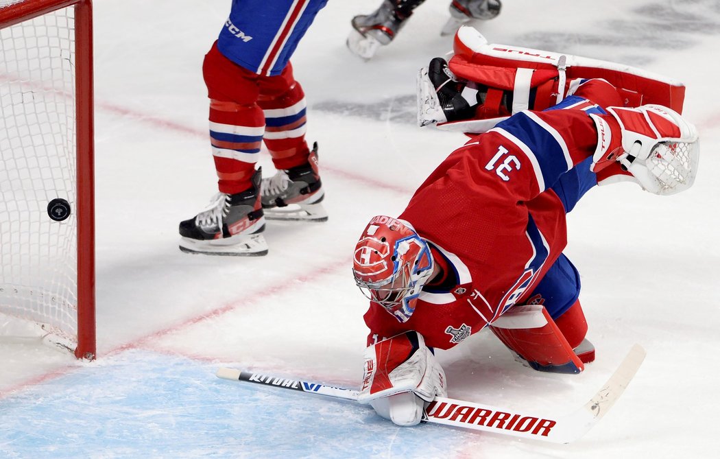 Carey Price se marně vrhá po puku ve čtvrtém finále Stanley Cupu