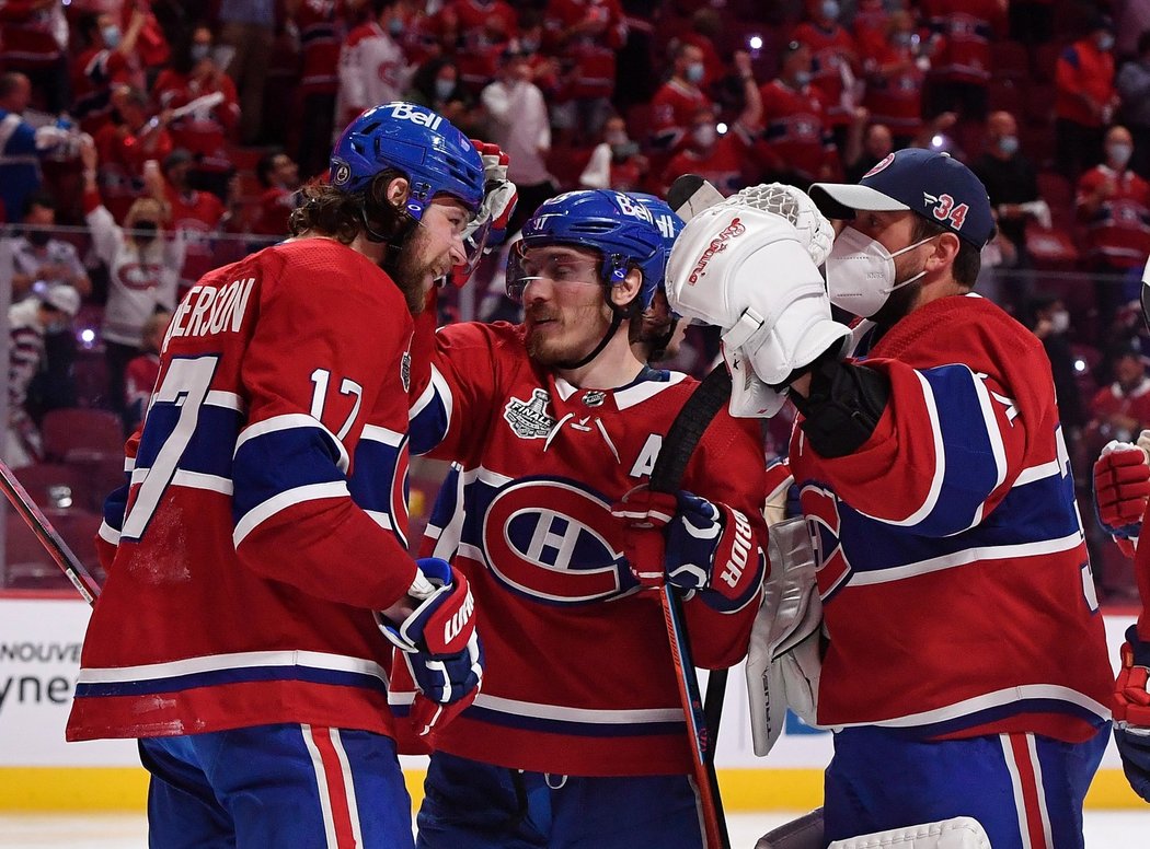 Hokejisté Montrealu slaví prodloužení finálové série, které zařídil Josh Anderson (vlevo)