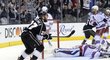 Alec Martinez právě trefil Los Angeles druhou výhru ve Stanley Cupu za poslední tři sezony