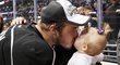 Kapitán Los Angeles Dustin Brown s dcerou Mackenzie krátce po zisku Stanley Cupu