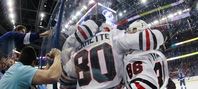 Antoine Vermette právě vystřelil Chicagu vedení 1:0 ve finále Stanley Cupu s Tampou Bay