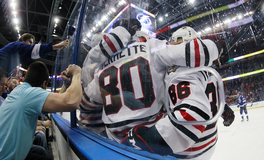 Antoine Vermette právě vystřelil Chicagu vedení 1:0 ve finále Stanley Cupu s Tampu Bay