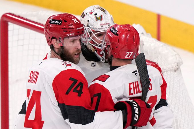 Euforie, dojatí rodiče! Carolinu ve finále zachránil odhozený gólman. V NHL s ním nepočítali Euforie, dojatí rodiče! Carolinu ve finále zachránil odhozený gólman. V NHL s ním nepočítali