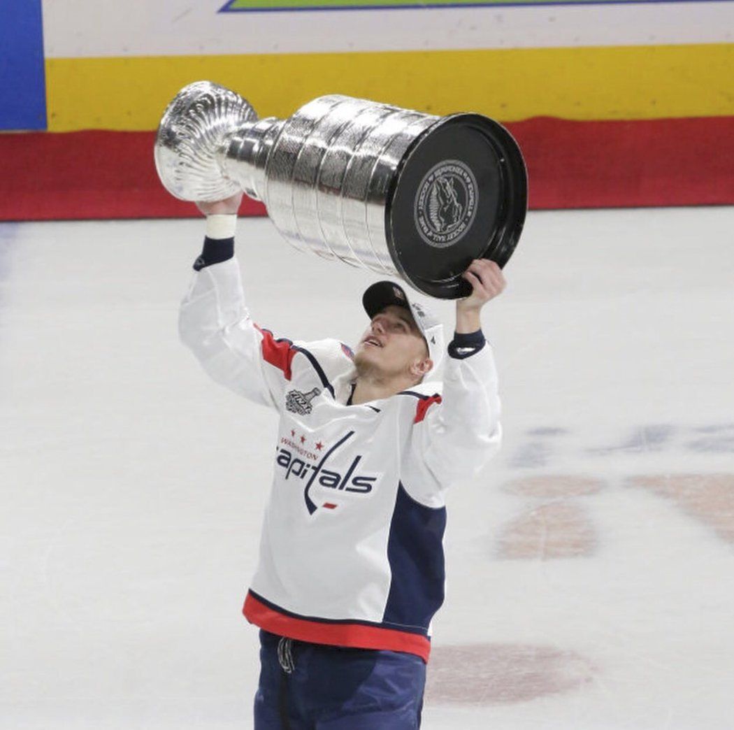 Český útočník Jakub Vrána zvedá nad hlavu vytoužený Stanley Cup