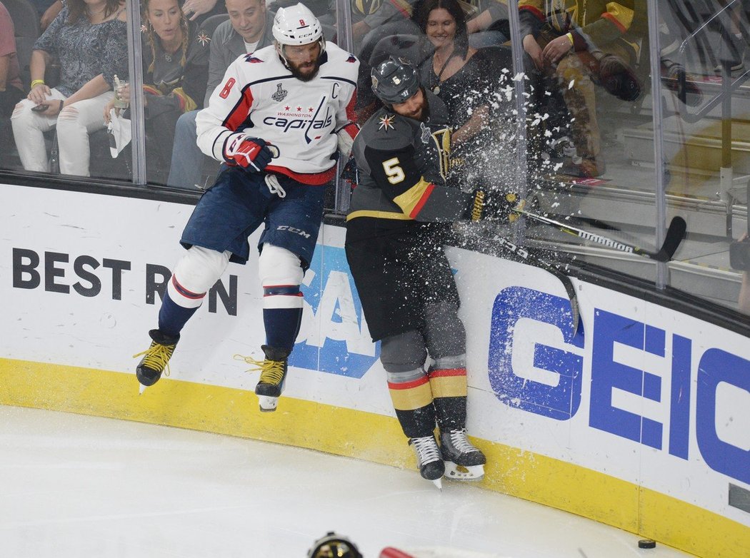 Když je potřeba, chodí kapitán Capitals Alexandr Ovečkin do každého souboje po hlavě.